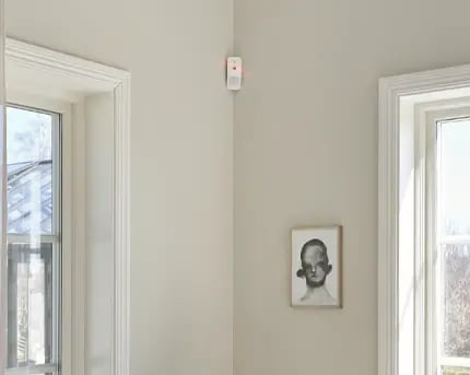 kameraliiketunnistin-2025-ikkunoiden-valissa