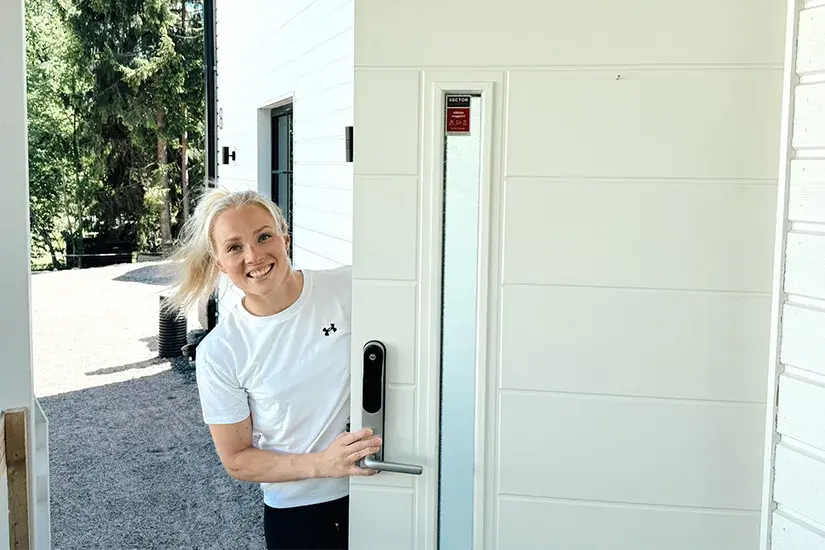 Oona Tolppanen valitsi perheensä vasta valmistuneeseen omakotitaloon Sector Alarmin turvajärjestelmän