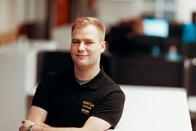 Hälytyskeskus on aina valmiudessa: Kun hälytys tulee, päivystäjä ottaa tilanteen haltuun