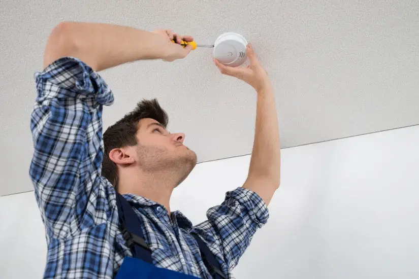 Miten palovaroittimen saa hiljaiseksi? Vinkit palovaroittimen verkkovirran ja sammutuksen hallintaan